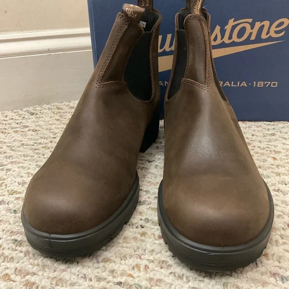 🆕 Blundstone men’s brown leather chelsea ankle boots